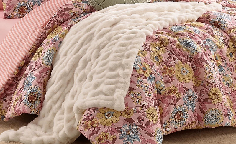 Mainstays 50x70 Ruched Throw, White.