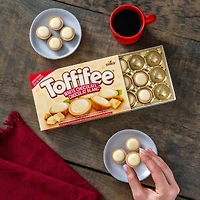 Noisette Toffifee® Enrobée de Caramel avec une Garniture  Crémeuse couronnée de Chocolat Blanc