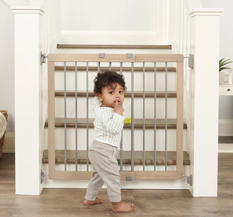 Regalo Wooden Stairway Gate