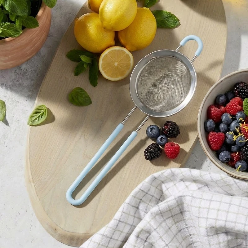 Mainstays Fine Mesh Drain and Catch Strainer with Silicone Covered Handle, 23.8 cm Basket, Hands-free Hook, Kitchen Tool, Blue
