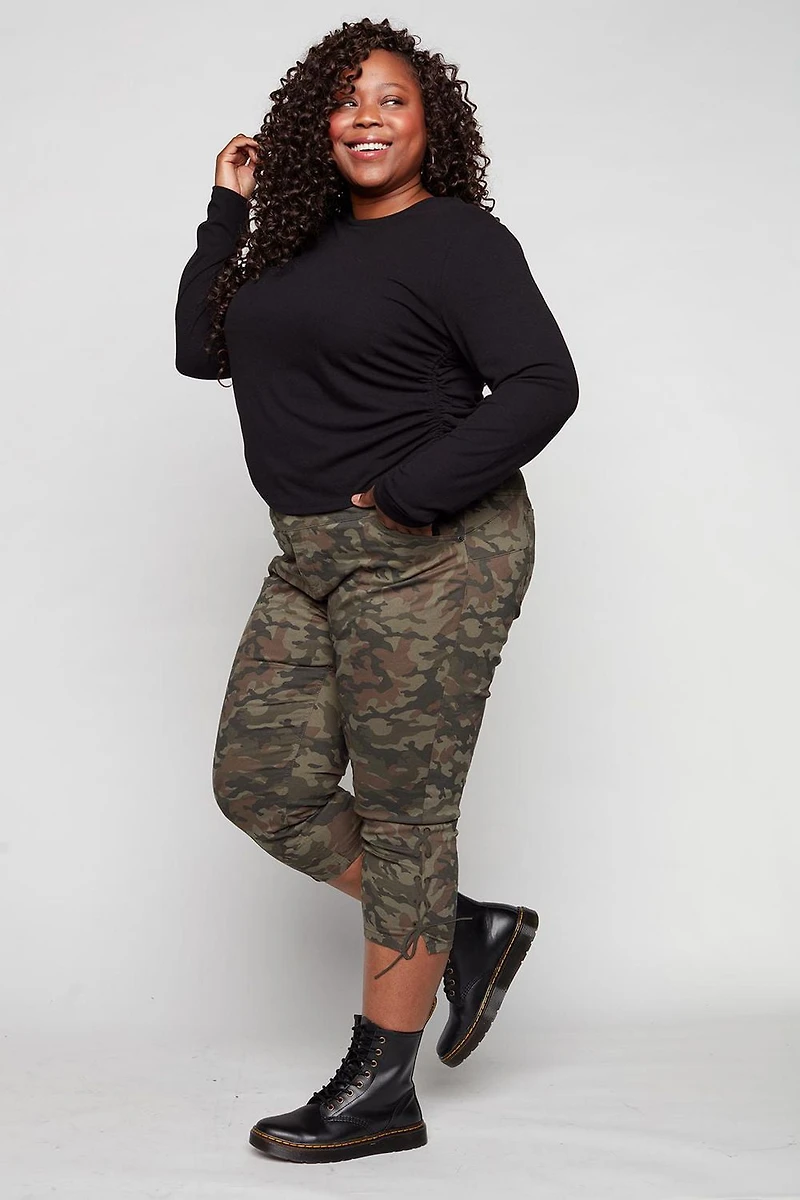 Frankie & Stella ™ femme Plus Med Rise Lace Up Capri