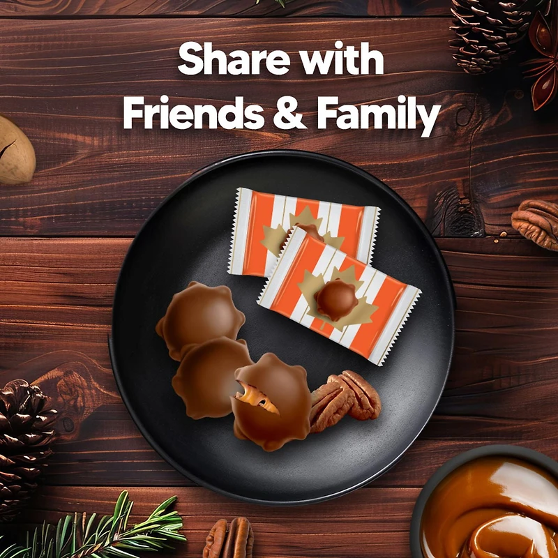 2 morceaux, caramel onct. et pacanes croq. nappés de riche choc., prép. au Canada, sans gluten, cacao provenant à 100 % de sources durables, arômes naturels, bas de Noël 33 g 33 g