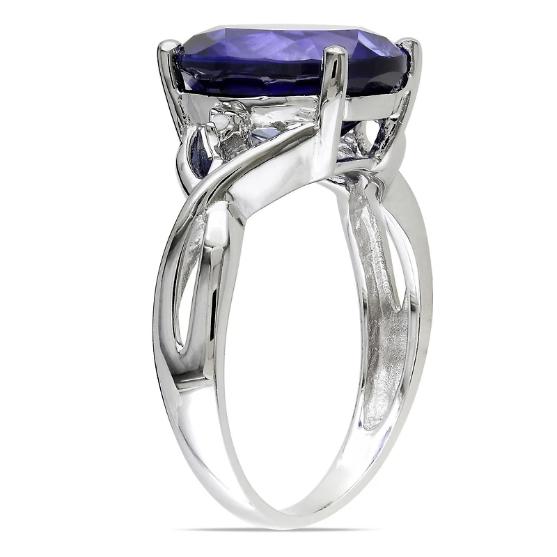 Bague cocktail Tangelo avec saphir bleu synthétique de coupe ovale 7-1/2 CT PBT et accents de diamants en argent sterling