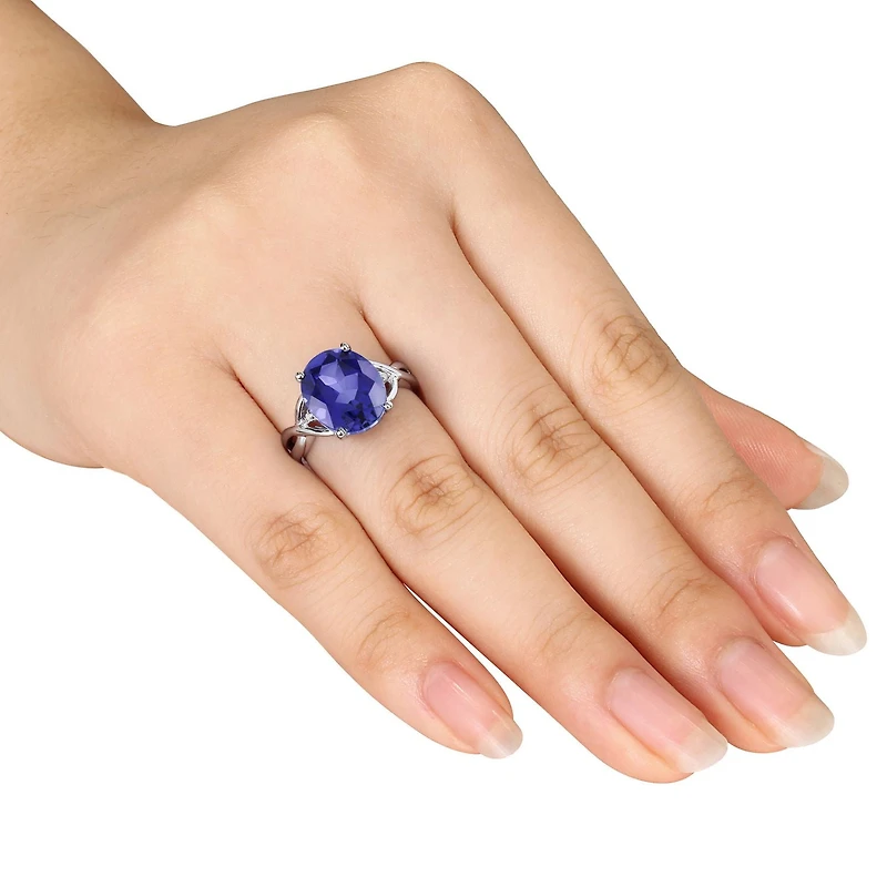 Bague cocktail Tangelo avec saphir bleu synthétique de coupe ovale 7-1/2 CT PBT et accents de diamants en argent sterling