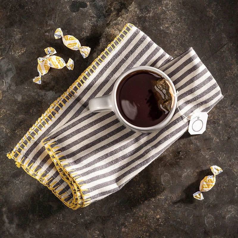 HALLS, sans sucre ajouté, pastilles à saveur de cerise noire, pastilles, apaisent le mal de gorge, mentho-lyptus 25 pastilles