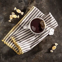 HALLS, sans sucre ajouté, pastilles à saveur de cerise noire, pastilles, apaisent le mal de gorge, mentho-lyptus 25 pastilles