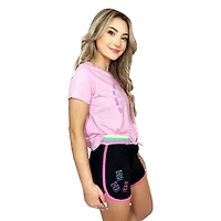 Filles que nous portons de jolis shorts gommeux doux