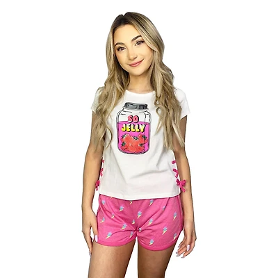 Filles que nous portons de jolis mini shorts à boulons