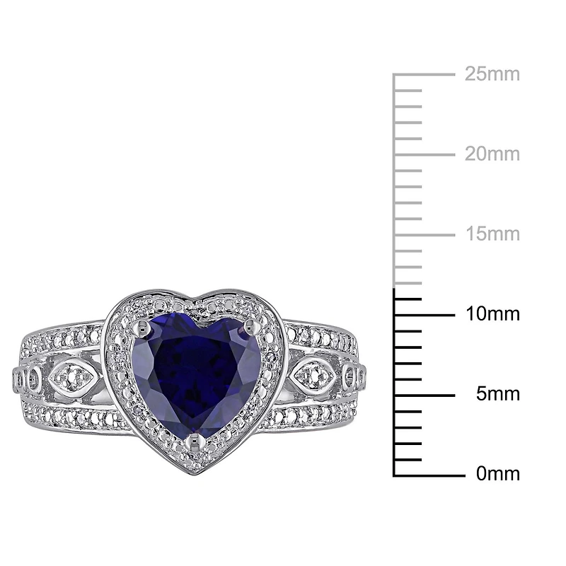 Bague de forme cœur auréole Tangelo avec saphirs bleus synthétiques 2-1/4 CT PBT et diamants 1/10 CT poids total en argent sterling