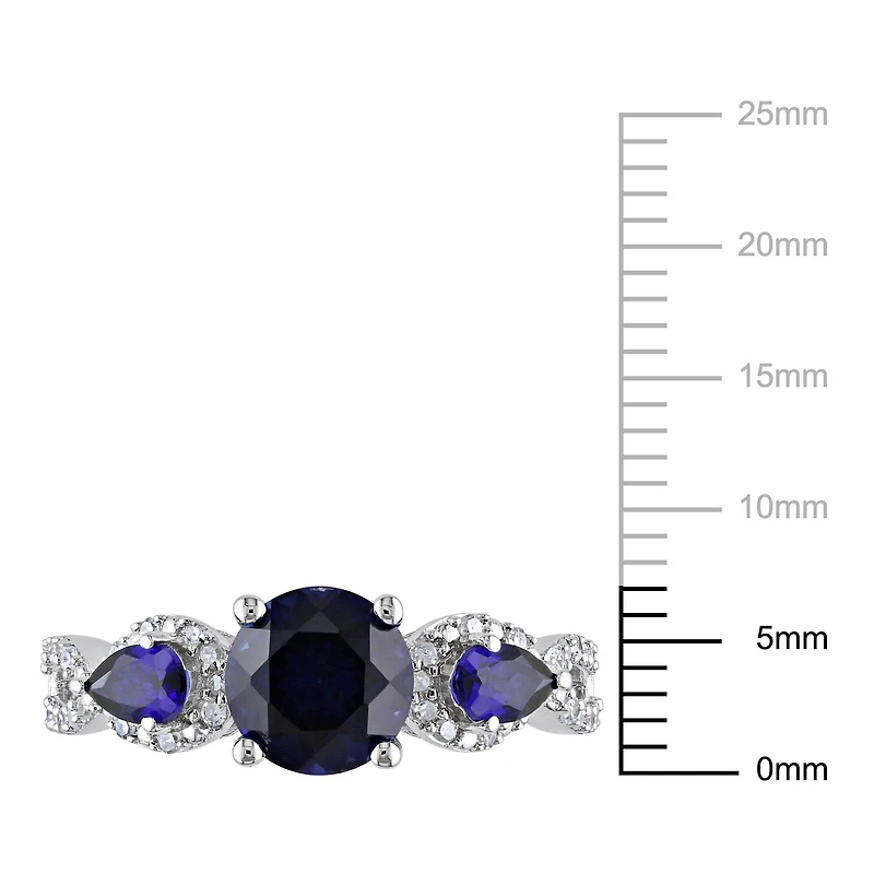 Bague de fiançailles à trois pierres avec saphirs bleus synthétiques de 2,33 ct PBT et diamants de 0,17 ct poids total en argent sterling de Tangelo