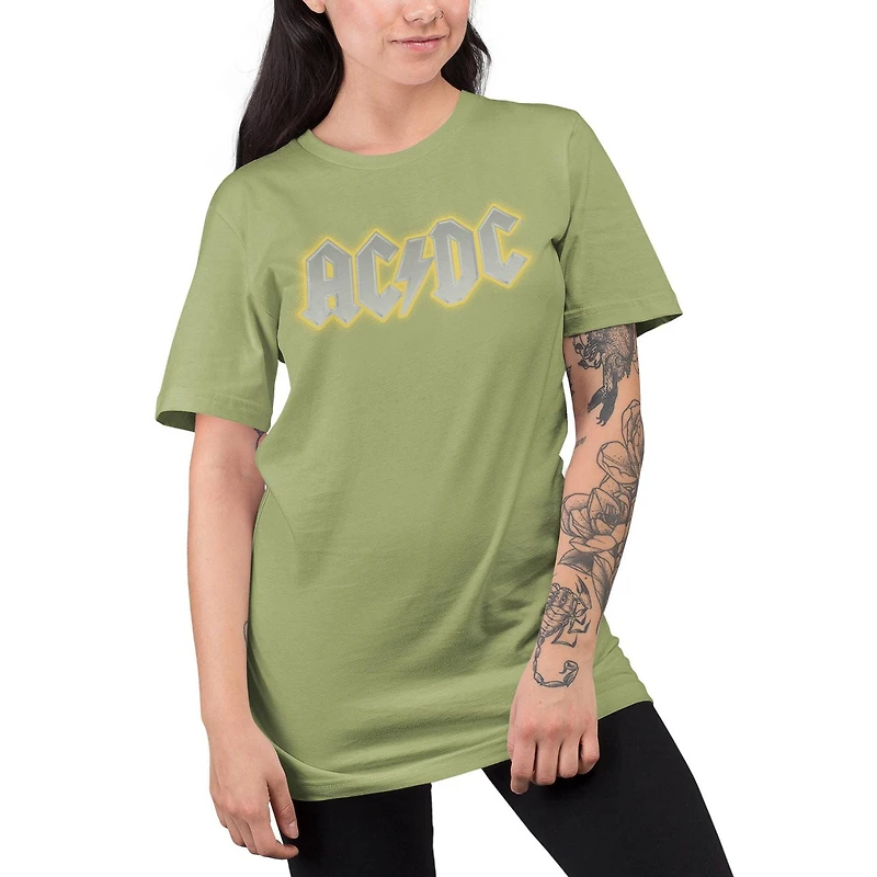 AC/DC Tee shirt femme. Ce t-shirt à manches courtes et col rond pour femme peut facilement être porté avec votre jean ou votre bas préféré et