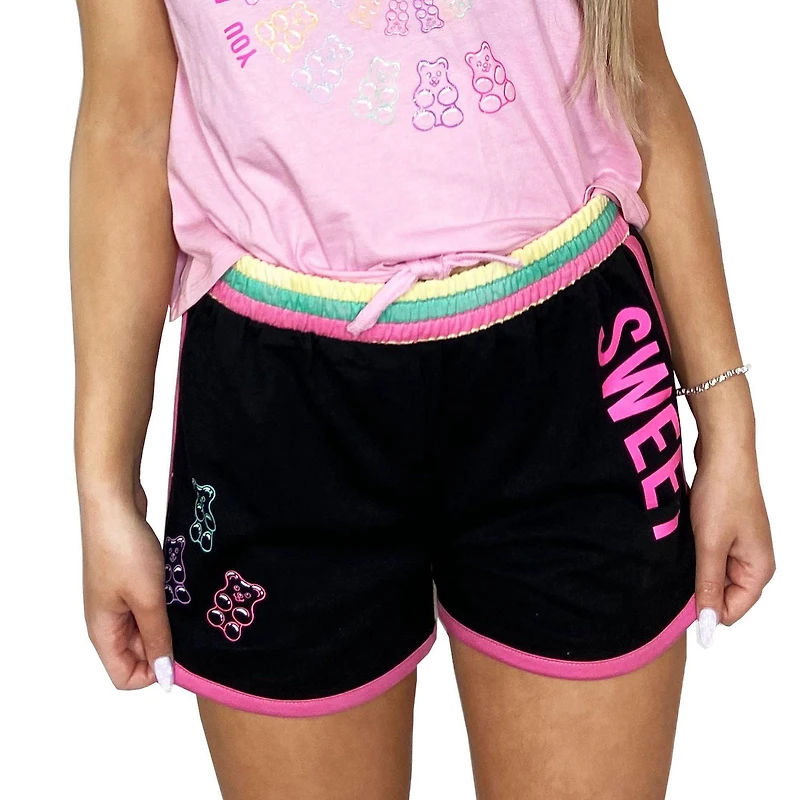 Filles que nous portons de jolis shorts gommeux doux