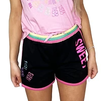Filles que nous portons de jolis shorts gommeux doux