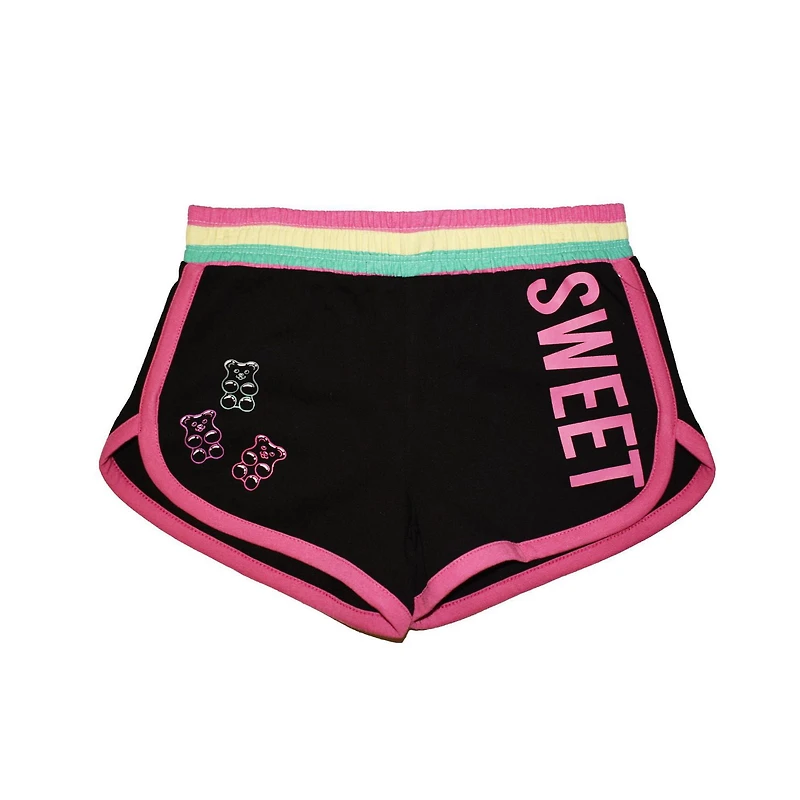 Filles que nous portons de jolis shorts gommeux doux