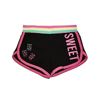 Filles que nous portons de jolis shorts gommeux doux