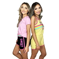 Filles que nous portons de jolis shorts gommeux doux