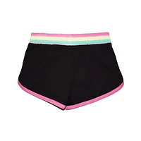 Filles que nous portons de jolis shorts gommeux doux