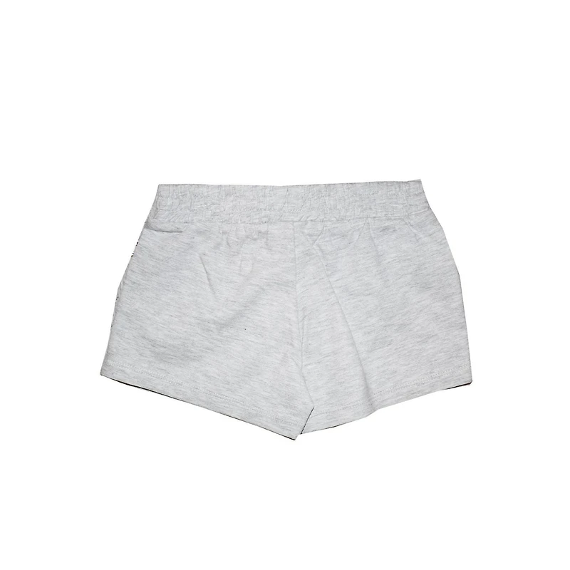 Filles que nous portons de jolis shorts Chill Shake