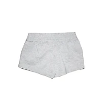 Filles que nous portons de jolis shorts Chill Shake