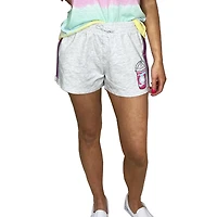 Filles que nous portons de jolis shorts Chill Shake