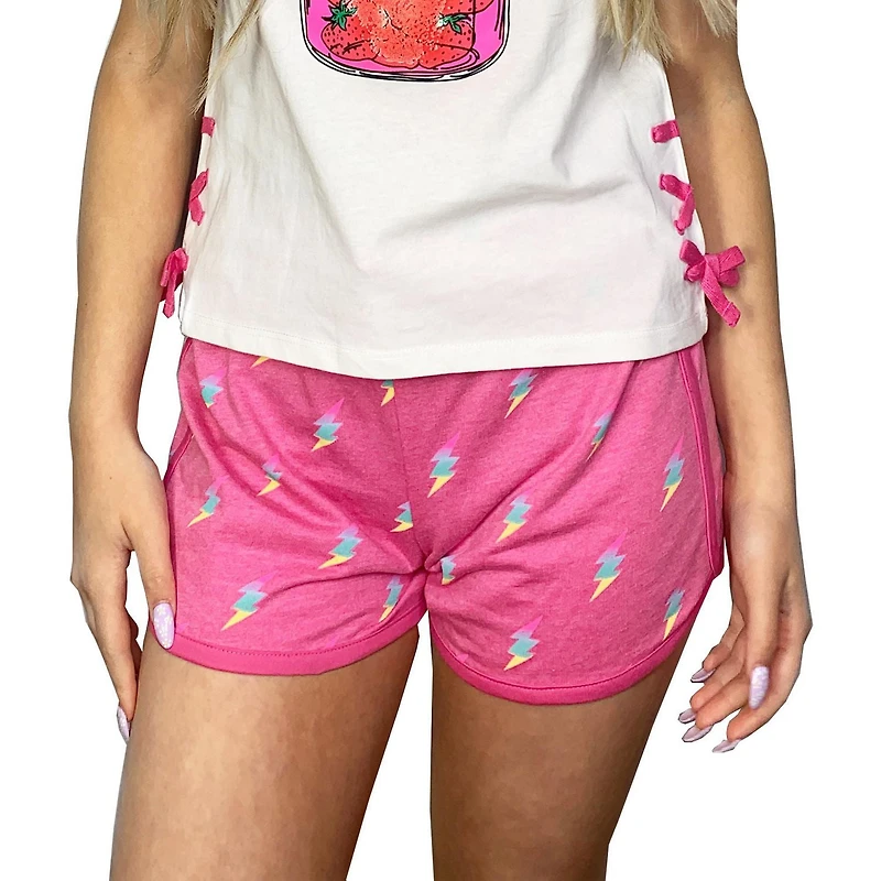 Filles que nous portons de jolis mini shorts à boulons