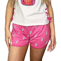 Filles que nous portons de jolis mini shorts à boulons