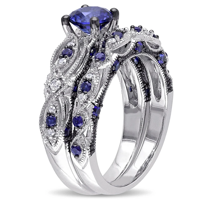 Ensemble nuptial rétro Tangelo avec saphirs bleus synthétiques 1-3/4 CT PBT et diamants 1/10 CT poids total en or blanc 10K