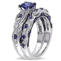 Ensemble nuptial rétro Tangelo avec saphirs bleus synthétiques 1-3/4 CT PBT et diamants 1/10 CT poids total en or blanc 10K