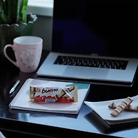 Barres KINDER BUENO au chocolat au blanc et à la crème aux noisettes; un paquet individuel contient 2 barres emballées individuellement 39G