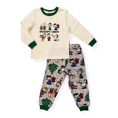 Peanuts Pyjama 2 pièces pour bébé et tout-petit garçon. Faisant parti du groupe de pyjama familiale. Comprends un t-shirt à manches longues et col rond avec encolure et poignets côtelés et un pantalon en micro-polaire AOP avec ceinture élastiquée.