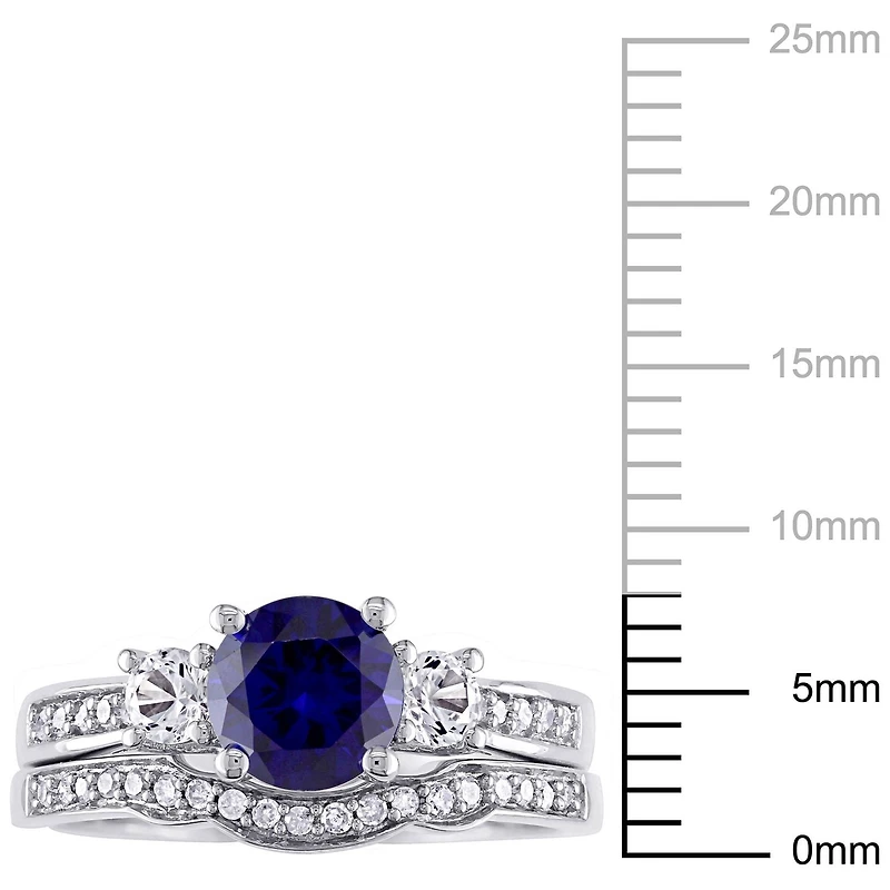 Ensemble nuptial à trois pierres Tangelo avec saphir bleu et blancs synthétiques 1,33 ct PBT et diamants 0,14 ct poids total en or blanc 10 k