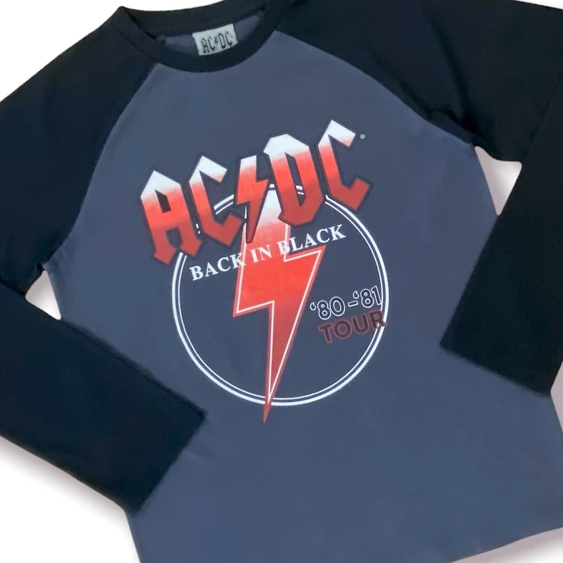 AC/DC T-shirt raglan pour garçon. Ce t-shirt raglan à manches longues pour garçon a un col ras du cou et peut être porté avec son jean préféré et