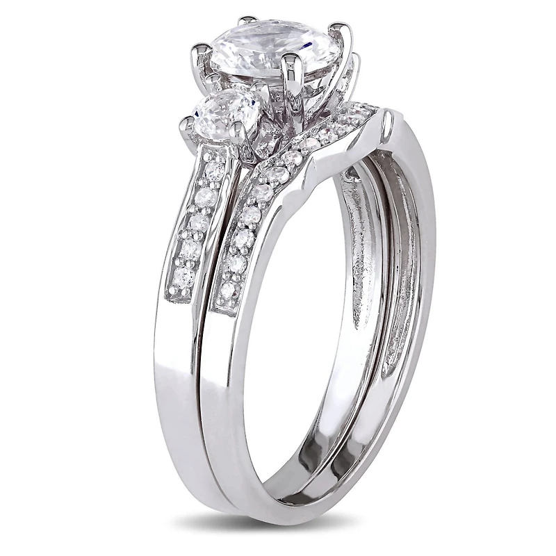 Ensemble nuptial avec saphirs blancs synthétiques 1,31 ct et diamants 0,15 ct en or blanc 10 k de Miadora