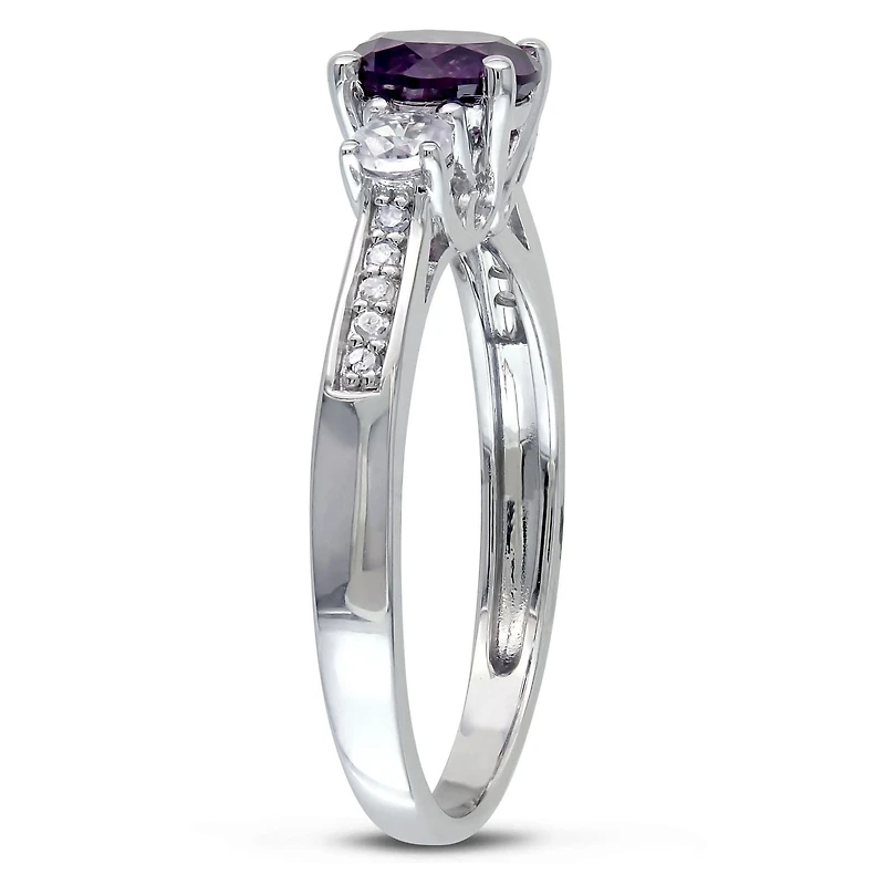 Bague à trois pierres Tangelo avec accents de diamants, saphirs blancs synthétiques et alexandrite Simulé 1,33 ct PBT en or blanc 10 k