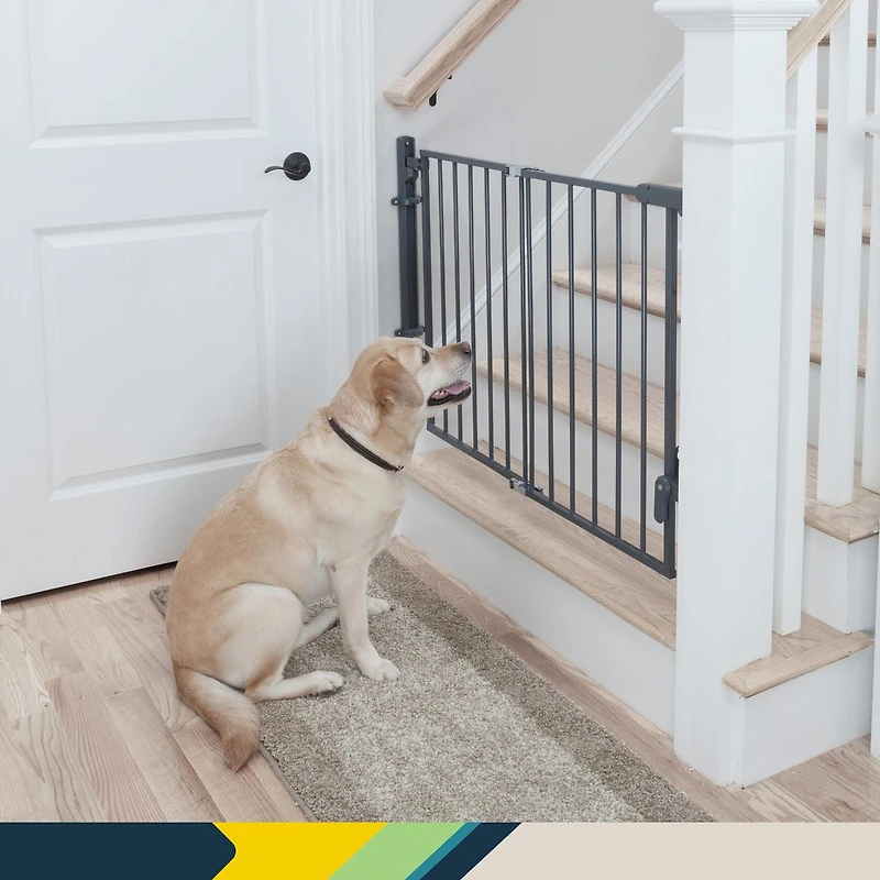 Barrière prête à installer au haut de l'escalier de Safety 1st