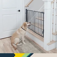 Barrière prête à installer au haut de l'escalier de Safety 1st