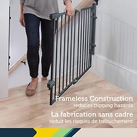 Barrière prête à installer au haut de l'escalier de Safety 1st