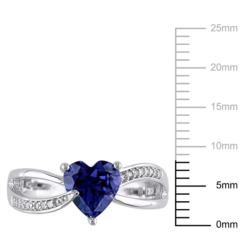 Bague de forme cœur Tangelo avec saphir bleu synthétique 1,88 CT PBT et accents de diamants en argent sterling