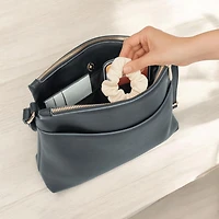 Time And Tru Sac Multi-Compartimenté À Bandoulière. Sac multi-compartimenté à bandoulière.