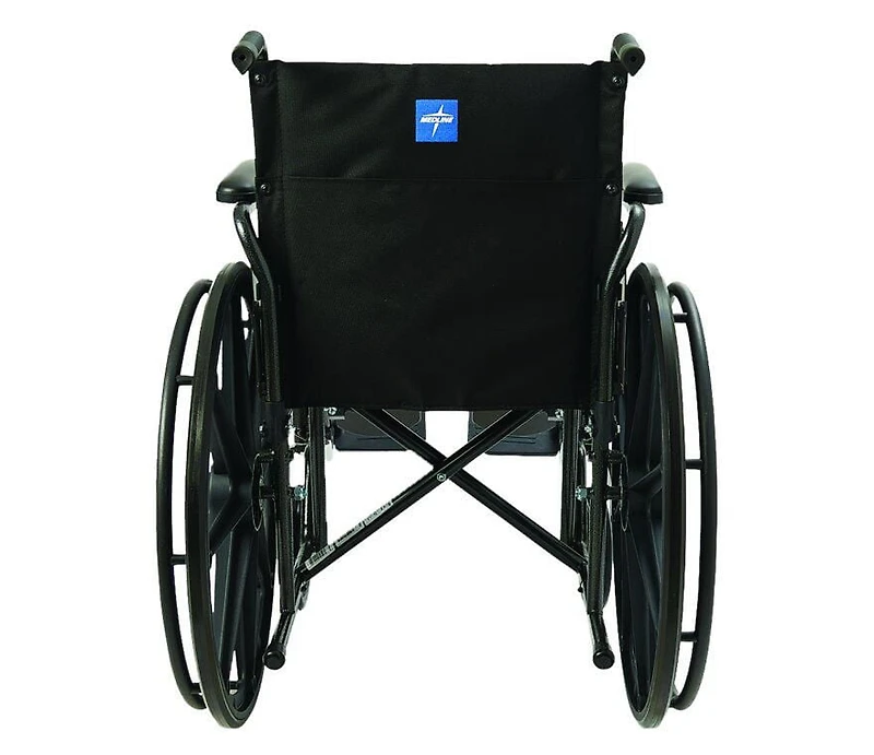 Medline Fauteuil roulant de base en nylon K1 de 40,6 cm de large avec accoudoirs de bureau pivotants et repose-jambes élévateurs.