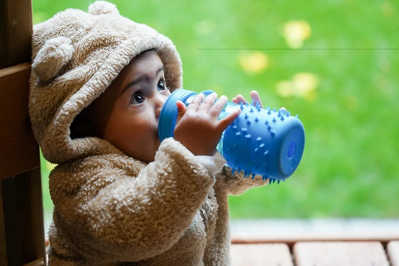 Bouteille d'eau recouverte de pics pour enfants avec paille et poignée