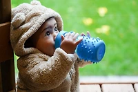 Bouteille d'eau recouverte de pics pour enfants avec paille et poignée