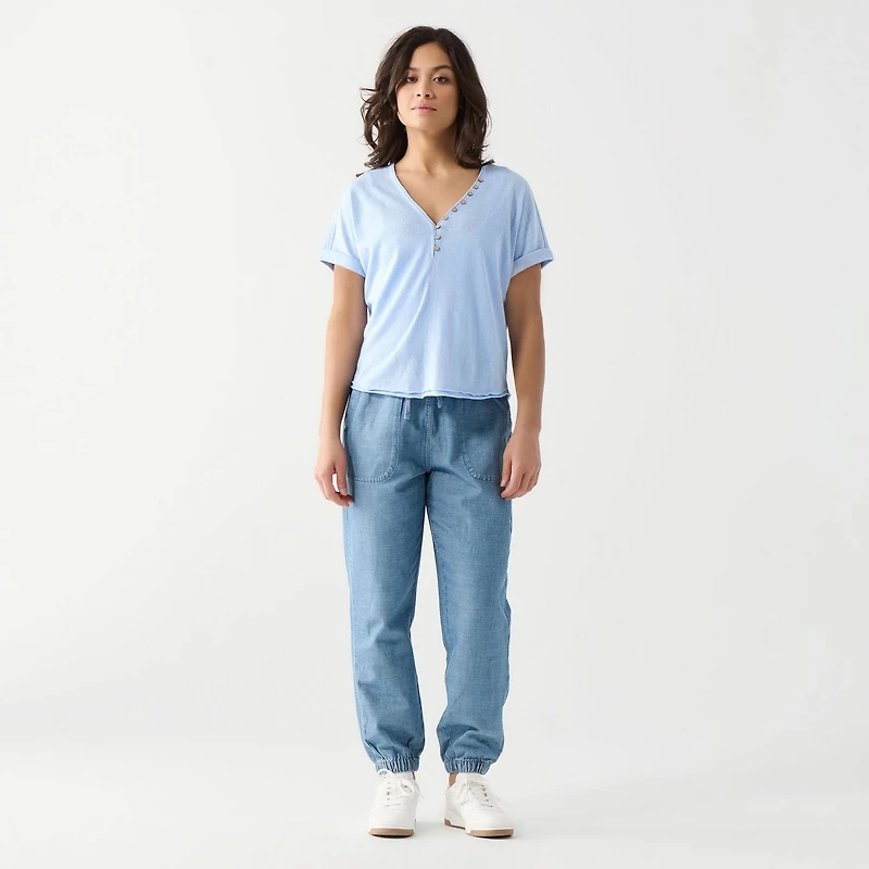 DV A loose fitting, rolled cuff S/S shirt with button up front