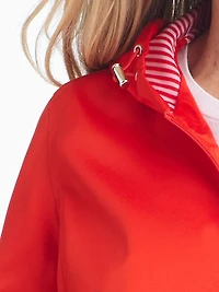 Détails Coupe-vent pour femmes avec doublure rayée à l'intérieur de la capuche et l'empiècement
