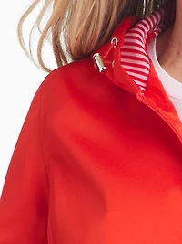 Détails Coupe-vent pour femmes avec doublure rayée à l'intérieur de la capuche et de l'empiècement