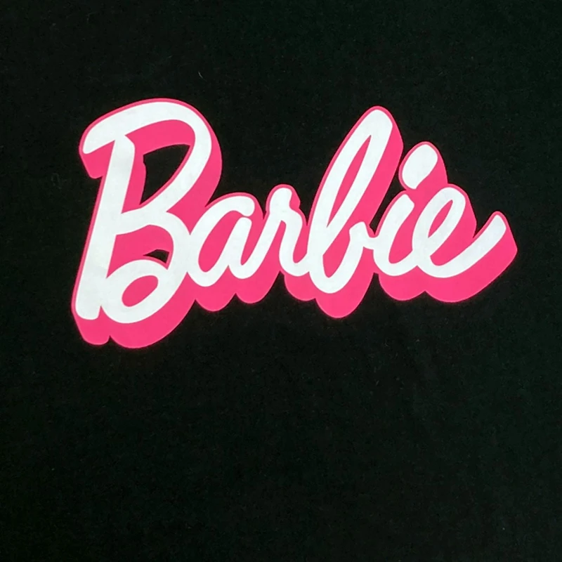 BARBIE Tee shirt femme. Ce t-shirt à manches courtes et col rond pour femme peut facilement être porté avec votre jean ou votre bas préféré et