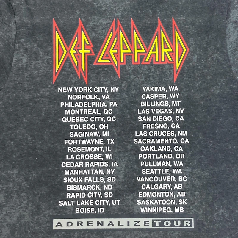 Def Leppard Tee shirt femme. Ce t-shirt à manches courtes et col rond pour femme peut facilement être porté avec votre jean ou votre bas préféré et