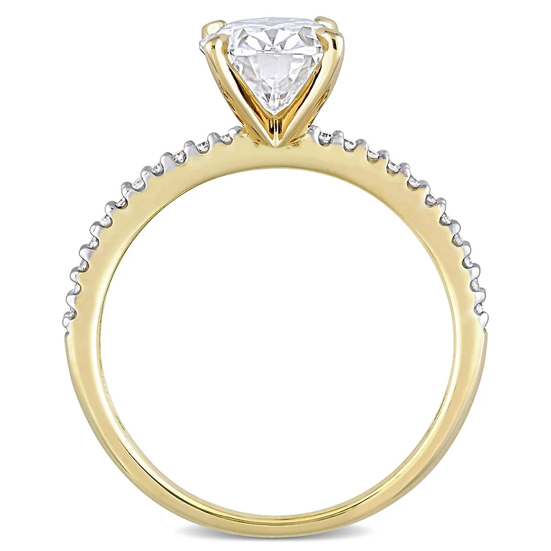 Bague de fiançailles ovale Miabella avec moissanite 2 CT. p.g.t. et diamant 1/10 CT. P.T. en or jaune 14K