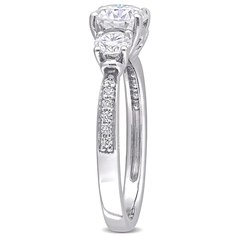 Bague de fiançailles à 3 pierres Miabella 1-3/8 carat p.g.t. moissanite en or blanc 10K