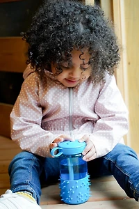 Bouteille d'eau recouverte de pics pour enfants avec paille et poignée
